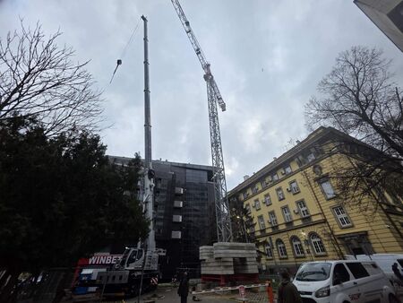 Огромен кран се извисява над една от най-старите и красиви сгради в Бургас (СНИМКИ)