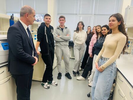 Млади изследователи влизат в лабораториите на БДУ - започват STEM кръжоците