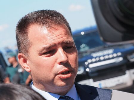 Лошото време не позволява евакуация на екипажа на танкера, заседнал край Ахтопол, заяви Антон Златанов