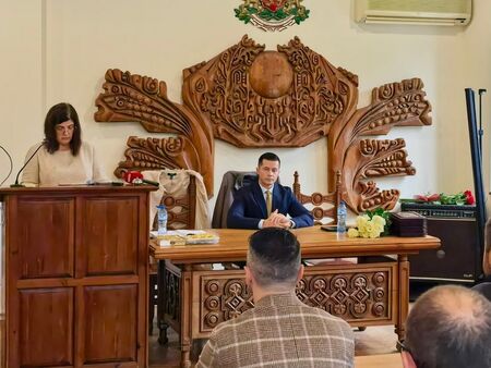 В рамките на заседанието бяха удостоени и нови почетни граждани