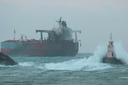 Как танкерът KAIROS се озова в български води? Нови данни насочват към турски влекач
