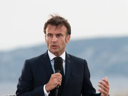 Макрон бяга в костюм в Китай: Дипломатически жест или зрелище за мрежите?