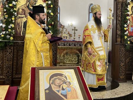 Отец Емилиян зарадва Митрополит Арсений с ръчно изработен кръст