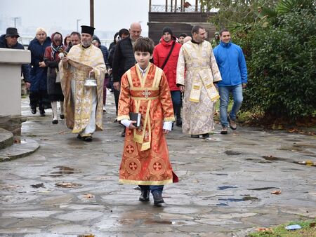 По традиция в морето бяха хвърлени венци в памет на