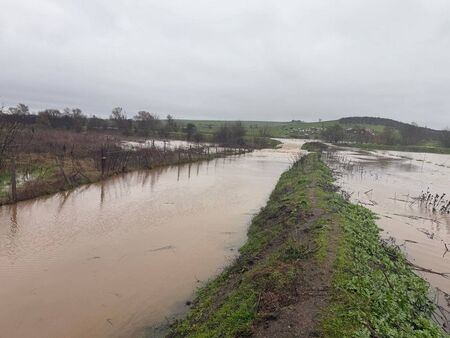 Ситуцаицията се усложнява Дигата на река Изворска в която се