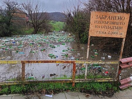 Това не се вижда всеки ден! Средно дере зарина с боклуци улицата на кмета Иван Кичев (СНИМКИ/ВИДЕО)