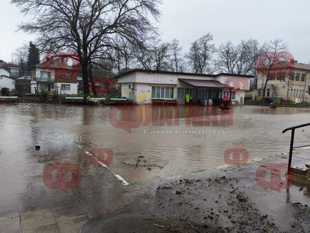 Тихомир Янакиев е на терен заедно кмета на населеното място