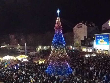 Хиляди са на пл. Тройката, Бургас грейна в коледни светлини (ВИДЕО)