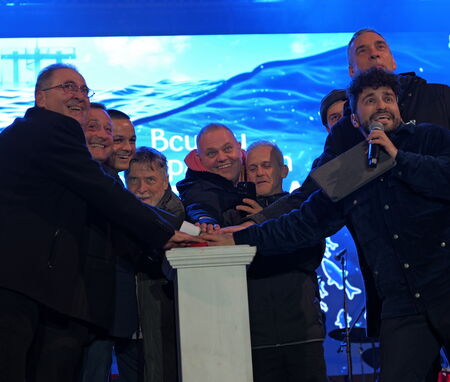 Тържественото запалване на елхата събра хиляди и постави началото на