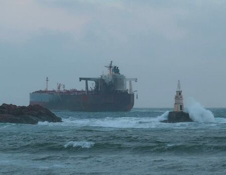 Екипажът на корабът "Кайрос" иска евакуация, но бурното море спира спасителната операция