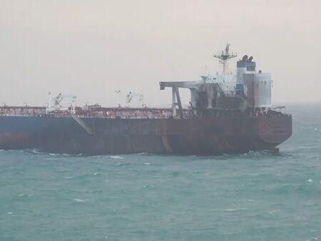 Блокираният танкер край Ахтопол остава под наблюдение, операцията се отлага заради бурно море