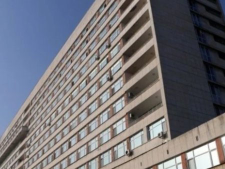 16-годишно момиче скочи от висок етаж на блок, в критично състояние е