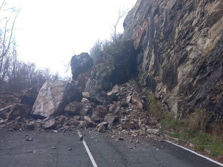 5 машини разчистват свлечената скална маса в района на Кърнаре