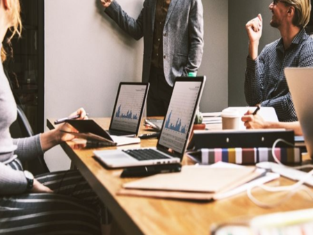 Има три вида държавни служители – работяги, връзкари и имитатори на дейност