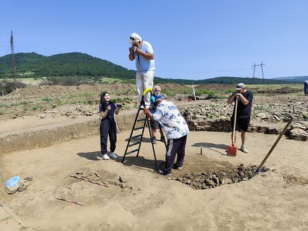Разкопките разкриват тракийска могила раннохристиянска базилика и средновековен некропол Спасителните