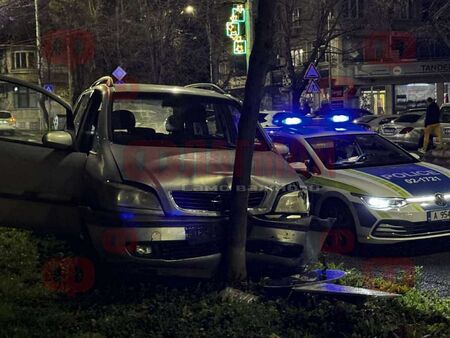 Млада шофьорка засекла водача на Опела, който се заби в дърво пред сградата на ОДМВР-Бургас на Никулден