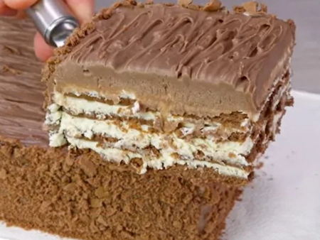 Без печене и готова само за 10 минути - бисквитената торта с вкус на чийзкейк е истински шедьовър