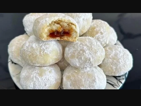 Помните ли бабините курабии от едно време? Трябва ви само гореща вода, малко брашно и сладко!