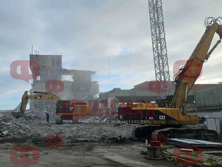 Край на една епоха: Срутиха емблематичния „Интерхотел Поморие“