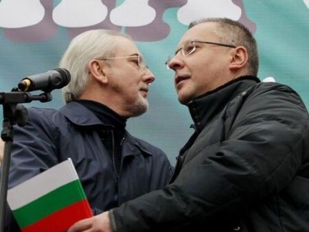 Политическо дежавю: Митингите на ДПС-НН напомнят за целувката на Орлов мост и белия автобус