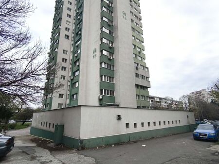 Скритата площ под блока или как старата абонатна станция става двуетажен паркинг в Бургас