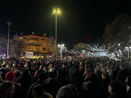Площад Атанас Сиреков едва побира големия наплив от недоволни граждани