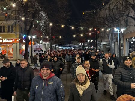 Хиляди се събраха в центъра на Бургас, скандират „Оставка“, „Долу мафията“ и хвърлят пиратки (НА ЖИВО)