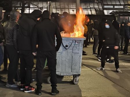 Арести след мирния протест, провокатори с маски вилняха в центъра на София