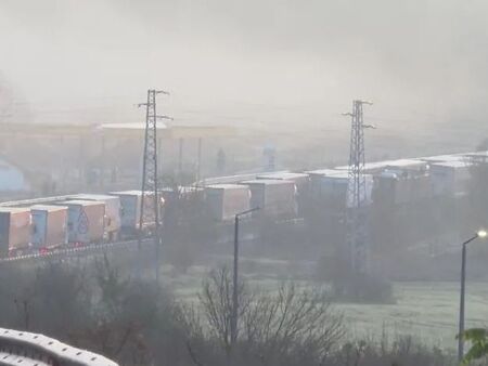 Блокада на „Капитан Андреево“: Тирове чакат с дни, напрежение расте заради протестите в Гърция