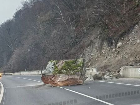 Огромна скала затвори пътя Банско-Гоце Делчев край село Места, а движението е напълно спряно