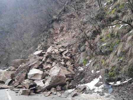 Трафик с изчакване по маршрута София–Самоков заради укрепване на скатовете