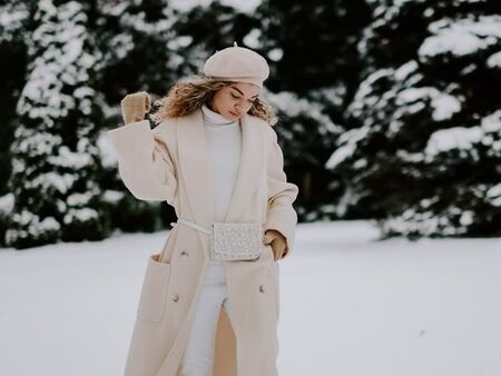 Бялото ни завладява от обемните пуловери до букле силуети