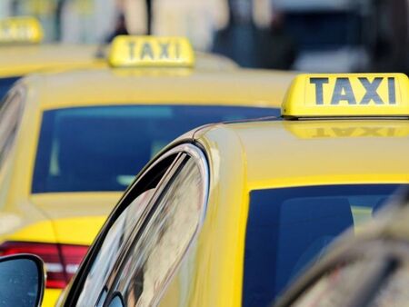 Задържаха клиенти за кражба на 9000 лв. от таксиметров автомобил