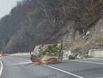 Огромна скала затвори пътя Банско-Гоце Делчев край село Места, движението е напълно спряно