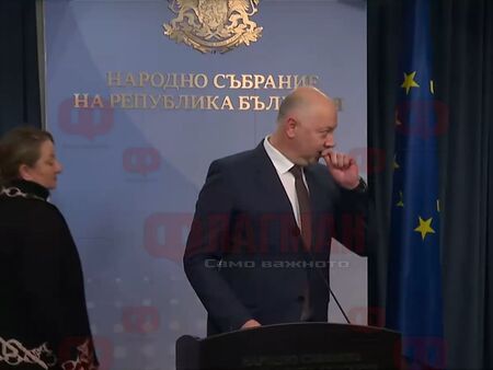 След шест неуспешни вота на недоверие и масови протести кабинетът