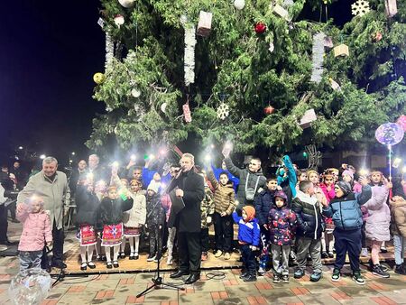 Децата дадоха старт на новогодишните празници в града Празничната вечер
