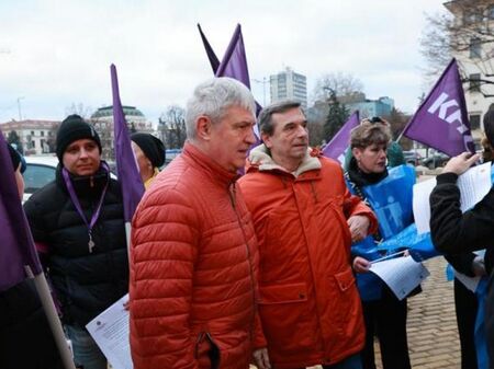 Синдикати с акция пред парламента със списък от въпроси към депутатите за бюджета
