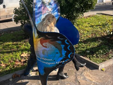 Поморие вече има красива пейка за кърмене, обвита с крила на пеперуда