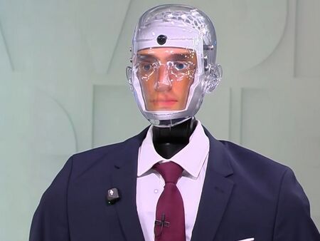 Роботът, който предвиди оставката на кабинета: На протеста усетих енергия за промяна