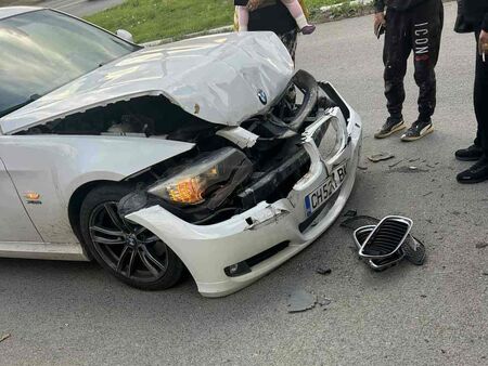 Не се съобщава за пострадали Бяло БМВ със сливенска регистрация