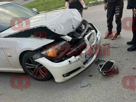 Бяло БМВ с младежи се заби в автобус на пътя Бургас-Средец (СНИМКИ)