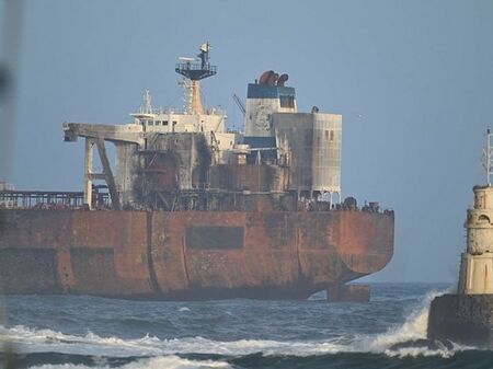 Изтеглянето на танкера „Кайрос“ край Ахтопол върви по план, държавата отпуска 1,2 млн. лева