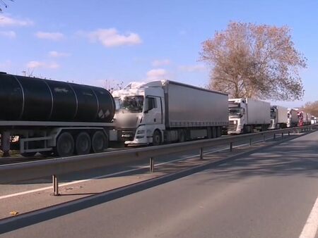 Блокадата на Кулата продължава: Гръцките фермери не отстъпват, България иска намеса от ЕК