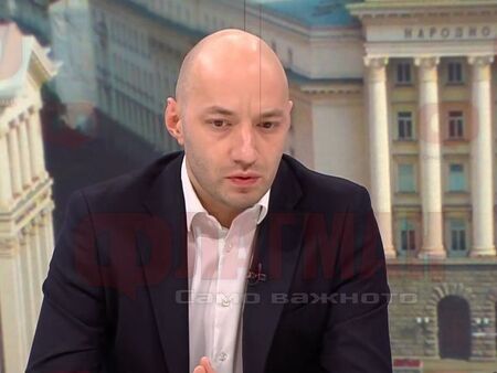 Властта се срива, Радев излиза напред