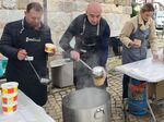 Кметът на Созопол Тихомир Янакиев и зам.-кметът на Карлово Николай Цветков раздадоха телешкия курбан на площад "Кулата"