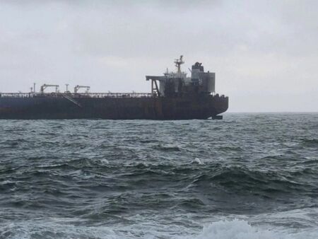 Танкерът стои повече от една седмица на котва на почти