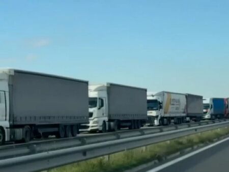 15 км е опашката от камиони на границата с Турция, заплахата за блокади на гръцките фермери остава