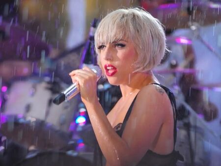 Лейди Гага спря концерт по време на порой заради танцьор, паднал от сцената