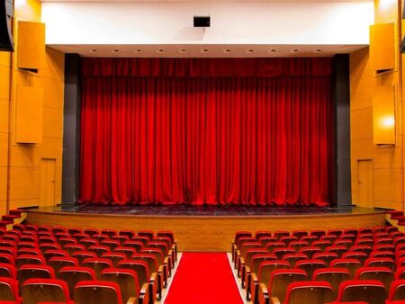 В 12 без 5 от мандата си Мариан Бачев обяви ударно конкурси за нови директори на театри и опери