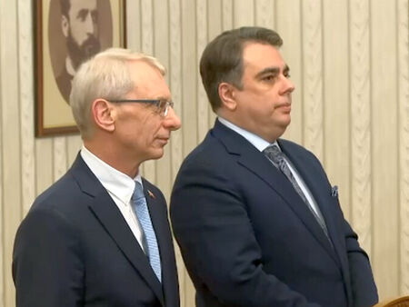 Дотук се стигна след като правителството подаде оставка Втората политическа